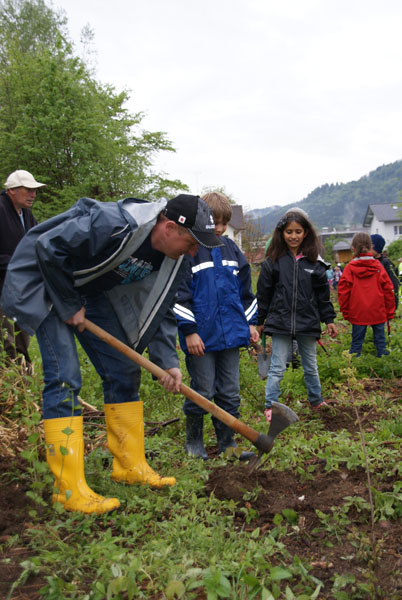 Baumpflanzung_Grenzstrasse_2011-05_DSC06869.jpg