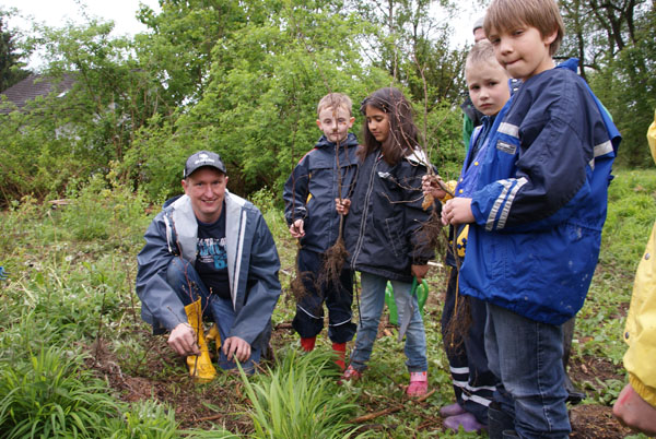 Baumpflanzung_Grenzstrasse_2011-05_DSC06886.jpg