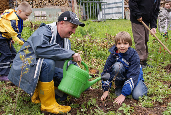 Baumpflanzung_Grenzstrasse_2011-05_DSC06888.jpg