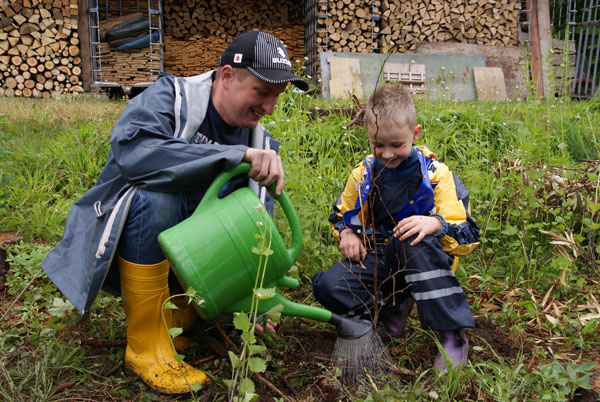Baumpflanzung_Grenzstrasse_2011-05_DSC06891.jpg