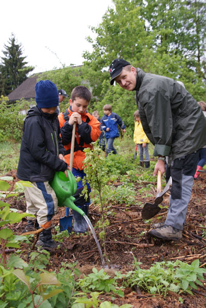 Baumpflanzung_Grenzstrasse_2011-05_DSC06915.jpg