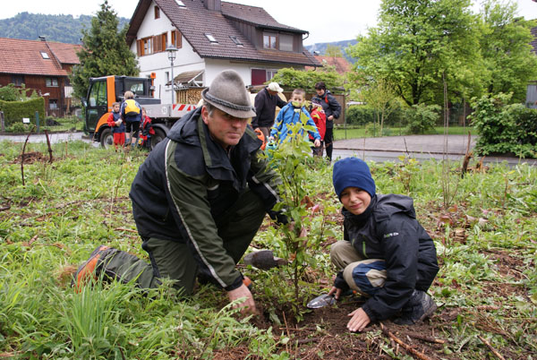 Baumpflanzung_Grenzstrasse_2011-05_DSC06935.jpg